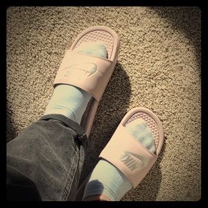 lavender pink nike slides